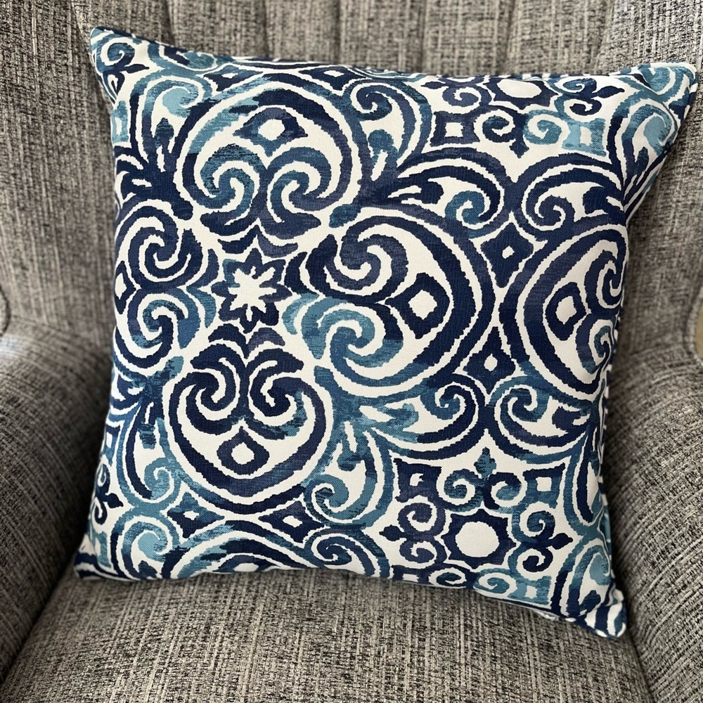 4 multicolored pillows